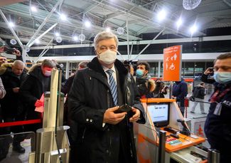 Петр Порошенко в аэропорту Варшавы перед вылетом в Киев