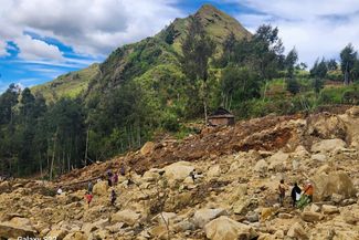 На месте оползня в деревне Ямбали в Папуа — Новой Гвинее, 27 мая 2024 года