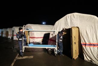 Прямо на пограничном пункте «Матвеев Курган» в Ростовской области МЧС России организовало полевой лагерь для эвакуированных