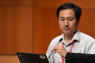 Хэ Цзянькуй во время выступления на конференции в Гонконге в ноябре 2018 года