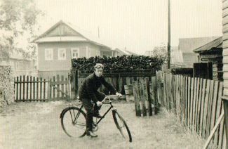 Александр Вешняков во дворе отцовского дома в деревне Байкалово, 1966 год