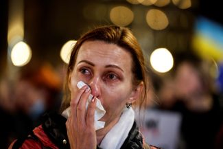 Женщина плачет на митинге в поддержку Украины. Иерусалим, 28 февраля 2022 года