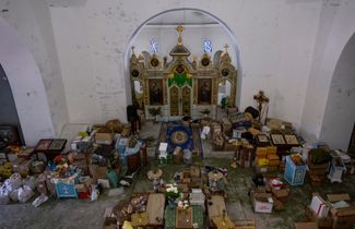 Церковь в Херсоне, в которой те, кто лишился дома из-за последствий катастрофы на Каховской ГЭС, могут получить лекарства и продукты