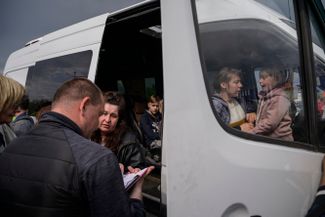 Беженцы прибывают из Мелитополя, Мариуполя и других городов, находящихся под контролем российских военных