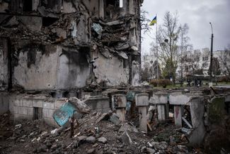 Вид на разрушенное здание в Бородянке с граффити Бэнкси