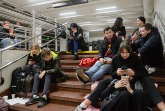 Киевляне пережидают воздушную тревогу во временном бомбоубежище в метро