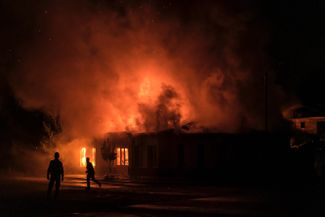 Пожар в одном из магазинов Степанакерта после обстрела. 3 октября 2020 года