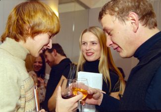 Актеры Олеся Железняк (слева) и Марат Башаров с первой гражданской женой Елизаветой Круцко. 12 марта 2007 года