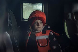 Вика Савченко в защитной экипировке перед эвакуацией. За безопасность девочки, а также за доставку в зону боевых действий гуманитарной помощи и вывоз тел погибших, отвечают полицейские экипажи «Белые ангелы»