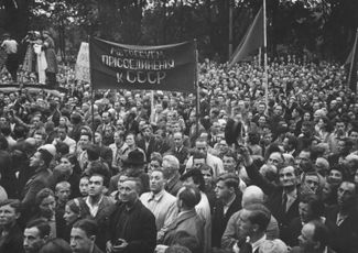 Митинг за присоединение к СССР в Риге. 1 августа 1940 года