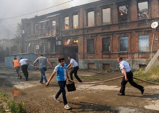 Полицейские и муниципальные рабочие тушат пожар в Говнярке, 21 августа 2017 года