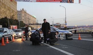 Криминалисты работают на месте убийства бывшего депутата Госдумы от Чечни Руслана Ямадаева на Смоленской набережной в Москве