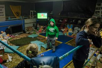 Бывший спортклуб Бахмута, преобразованный в бомбоубежище, детский центр и пункт обогрева одновременно