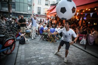 France reached the semi-finals (for the third time in a row). Mbappé scores again and sets a goalscoring record that not even Messi has. What happens in the World Cup? Too short