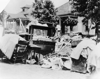 Выброшенная на улицу во время погромов мебель. Талса, штат Оклахома, 1 июня 1921 года