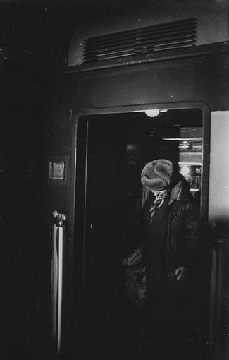Andrei Sakharov exiting a train that arrived from Gorky. Moscow, December 23, 1986. Shortly beforehand, Soviet leader Mikhail Gorbachev called Sakharov personally and offered for him to return from exile.