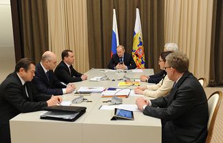 Президент России Владимир Путин (в центре) проводит совещание по экономическим вопросам. Март 2014 года