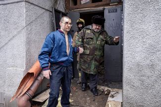 Жители Харькова покидают свои дома, пострадавшие в результате воздушного удара со стороны России.