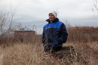 Евгения Городкова на пустыре, где ранее находился район «Треугольник», а сейчас стоит ее времянка. Гюмри, ноябрь 2018 года