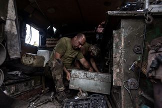 Украинские военные 72-й бригады ремонтируют танк Т-72, захваченный у российской армии