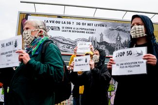 Акция протеста против 5G в Брюсселе. 5 июня 2020 года