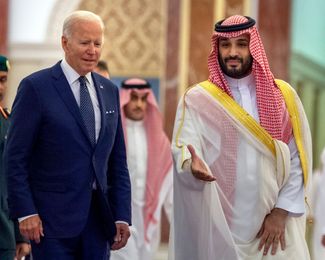 Джо Байден и наследный принц Мухаммед бин Салман во время визита президента США в Саудовскую Аравия. Джидда, 15 июля 2022 года
