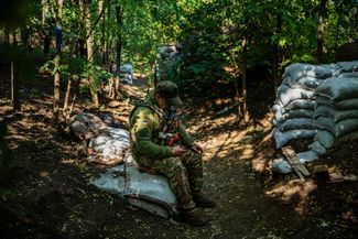 Украинский солдат отдыхает на передовой в Херсонской области