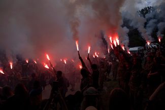 Пришедшие на похороны Романа Ратушного зажигают фаеры. В честь Ратушного <a href="https://t.me/u_now/53436" rel="noopener noreferrer" target="_blank">предлагают</a> переименовать Волгоградскую улицу в Киеве. Также в городе появилось граффити с цитатой Ратушного: «Чем больше россиян мы убьем сейчас, тем меньше россиян придется убивать нашим детям»