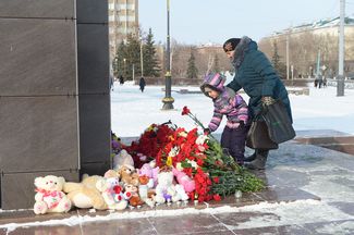 Стихийный мемориал памяти погибших в авиакатастрофе, Орск, 12 февраля 2018 года