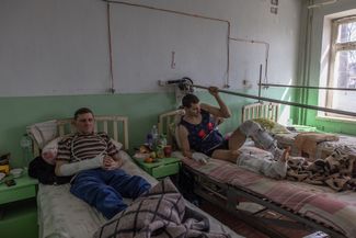 Раненые в результате обстрела в больнице города Чугуев — под Харьковом, недалеко от линии фронта. Харьков более месяца подвергался сильнейшим обстрелам. 