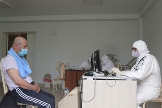Мужчина на приеме у врача в Городской клинической больнице № 1, где оказывают помощь пациентам c коронавирусной инфекцией. Дагестан, Махачкала, 21 мая 2020 года