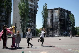 Волонтеры организовали детский праздник на площади в разрушенной мартовскими боями Бородянке под Киевом. В городе во время российской оккупации погибли сотни мирных жителей