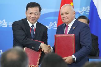 China Media Group President Shen Haixiong and Rossiya Segodnya CEO Dmitry Kiselyov in Vladivostok on September 11, 2018