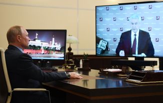 Владимир Путин и Сергей Собянин обсуждают эпидемиологическую ситуацию в Москве в ходе телемоста. 27 мая 2020 года