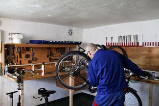Заключенный тюрьмы Бастой ремонтирует велосипед