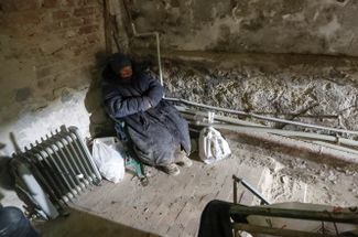 Оставшиеся в городе мирные жители вынуждены практически все время проводить в подвалах без тепла и света
