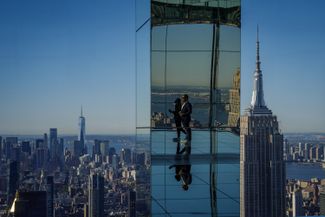 Для тех, кто хочет подняться еще выше — на высоту более 1200 футов (364 метра) — есть два лифта со стеклянным полом. Они называются «Восхождение» (Ascent) и поднимаются по внешней стороне здания, преодолевая 305 метров за 42 секунды.