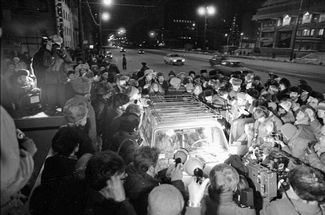 Sakharov’s car surrounded by journalists at the Yaroslavl Railway Station. December 23, 1986.