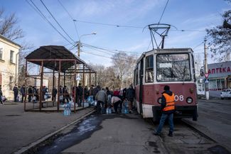 Жители Николаева с бутылками воды садятся в трамвай