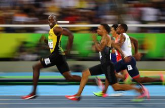 Категория «Спорт», третье место в номинации «Отдельная фотография». Ямайский бегун Усейн Болт выигрывает полуфинальный забег на Олимпиаде в Рио-де-Жанейро