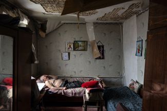 85-летний Алексей Пшеничных в своем доме в селе Ольховка Харьковского района. Ольховка было оккупирована с первых дней войны и освобождена в конце марта.