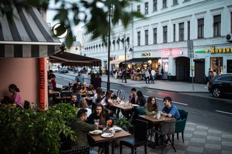 Muscovites return to outdoor summer dining. June 20, 2020