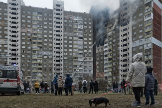 Пожар на улице академика Заболотного, 60 после попадания в дом российской ракеты. 7 февраля 2024 года