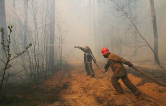 Firefighters in the forest near the village of Ragovka. April 10, 2020