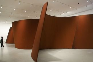 Скульптура «Лента» 2006 года в нью-йоркском Музее современного искусства