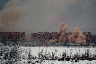 Чечня. Окраина Грозного. Танк прямой наводкой по дому, в котором якобы укрылся снайпер. Январь 2000