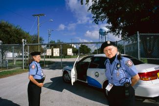В Делрей-Бич, Флорида, полиция в 2002 году привлекла к патрулированию городских пространств жителей, выдав им форму, машины со спецсимволикой и рации. Основная задача таких патрулей — поиск подозрительных предметов, которые могут оказаться бомбами, а также подозрительных лиц, которые могут быть причастны к терроризму.