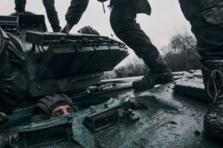 Украинский военнослужащий внутри захваченного российского танка