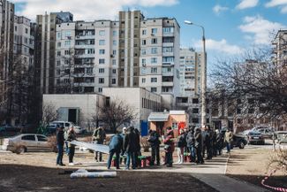 Очередь за пластиковыми полотнами в Киеве. Такими полотнами люди закрывают разбитые в результате обстрелов окна