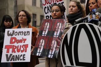 Активистки Национальной женской организации пикетируют здание уголовного суда Манхэттена. Занимающий должность окружного прокурора Сайрус Р. Вэнс-младший в 2015 году не дал ход уголовному делу против Харви Вайнштейна
